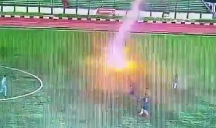 Endonezya’da korkunç olay: Üzerine yıldırım düşen futbolcu yaşamını yitirdi
