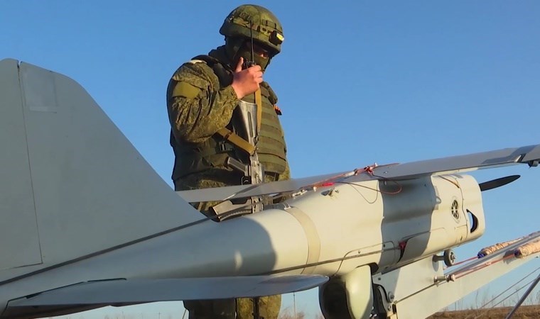 Rus İHA’sı Alman bakanın peşine takıldı: Apar topar ülkeyi terk etti