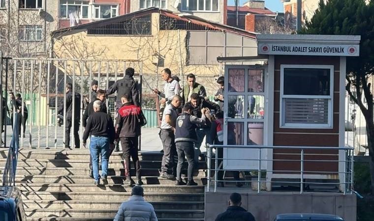 Çağlayan Adliyesi’ndeki teröristlerin çantalarından çıkan mermiler, plastik kelepçeler ve biber gazının fotoğrafı paylaşıldı