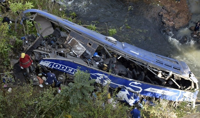 Mali’de otobüs köprüden uçtu: 31 ölü