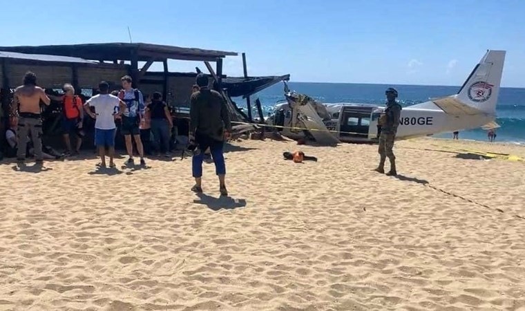 Uçak acil iniş yaptı: Plajdaki 1 kişi öldü