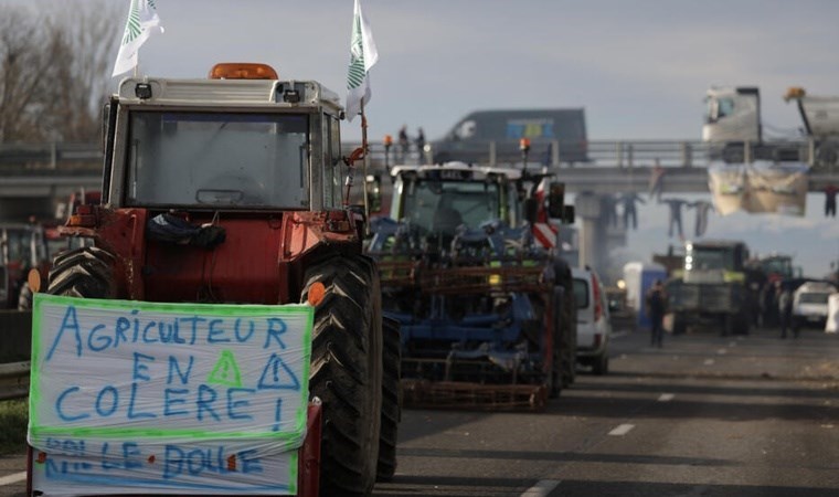 Avrupa’da çiftçi protestoları büyüyor: Yol kapatma eylemi yaptılar
