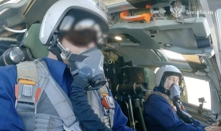 Batı’ya gözdağı verdi: Bombardıman uçağına bindi