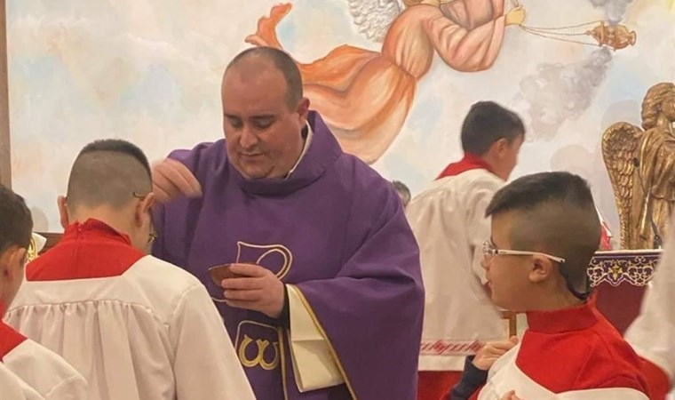 Şarap yerine çamaşır suyu içti: Rahip ölümden döndü