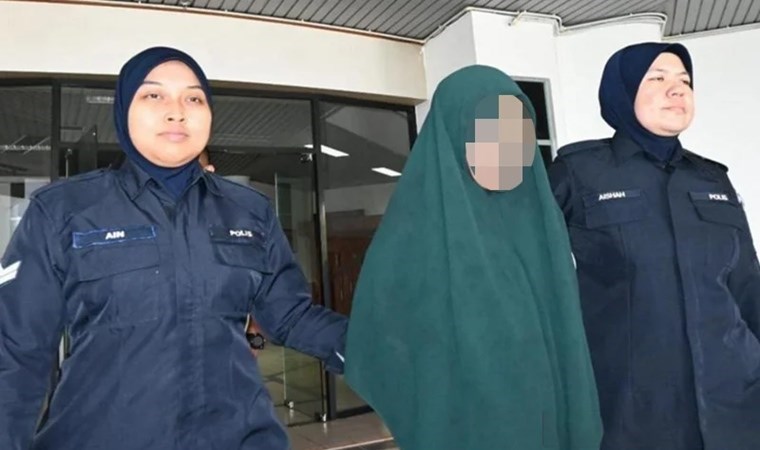 Porno izleyen oğlunun üzerine kaynar su döktü