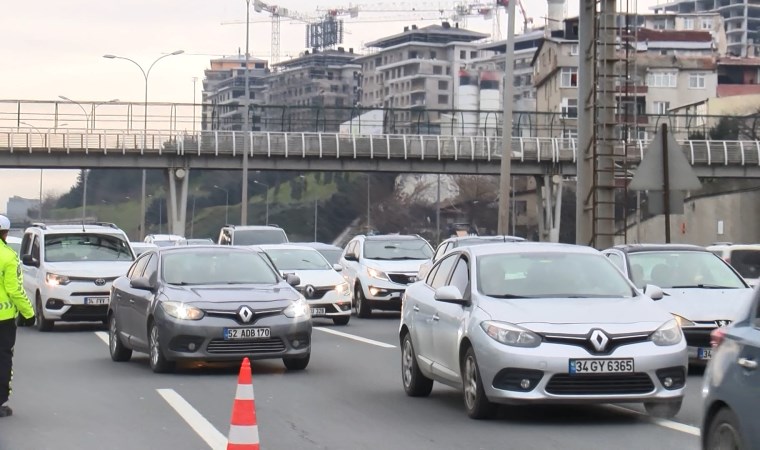 TEM Otuyolu’nda feci kaza: Emniyet şeridinde araca çarpan motokurye hayatını kaybetti