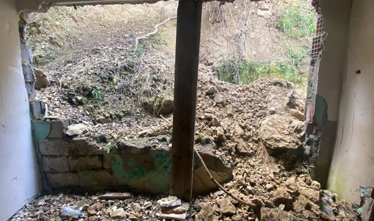 Bir ay içinde ikinci kez toprak kaydı: Evin duvarı yıkıldı