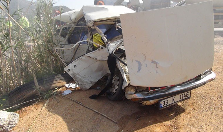 Mersin’de yolcu minibüsü ile otomobil çarpıştı: 1 ölü, 13 yaralı