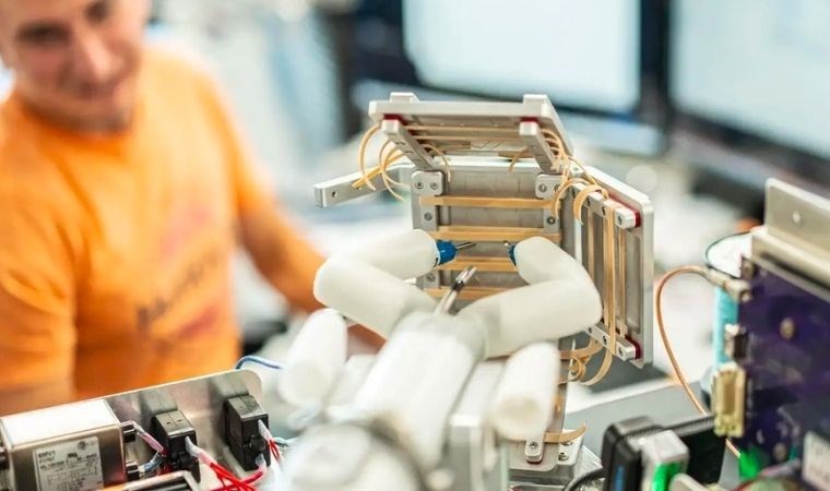 Robot kol uzaydaki ilk ameliyatını gerçekleştirdi