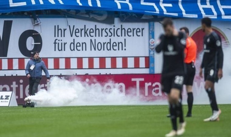 Almanya’da görülmemiş protesto: Oyuncak araba ile bastılar…