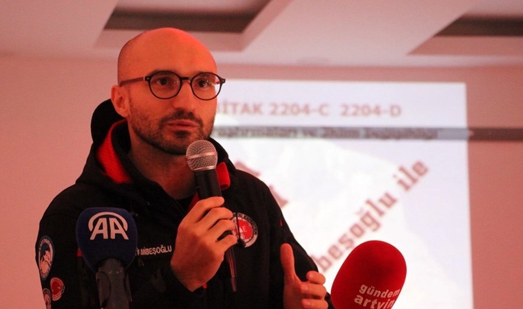 Antarktika’dan dönen bilim insanı deneyimlerini Artvin’de öğrencilerle paylaştı