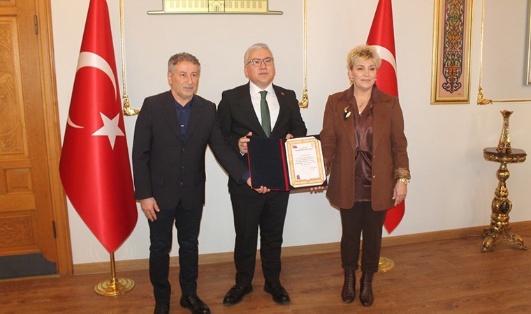 Sivas’ta emekli öğretmen çift, TSKGV ve AFAD’a 1 milyon lira bağışladı