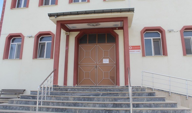 ‘Camiye yardım’ diyerek topladı: Cemaat tepki gösterince paralarla kaçtı