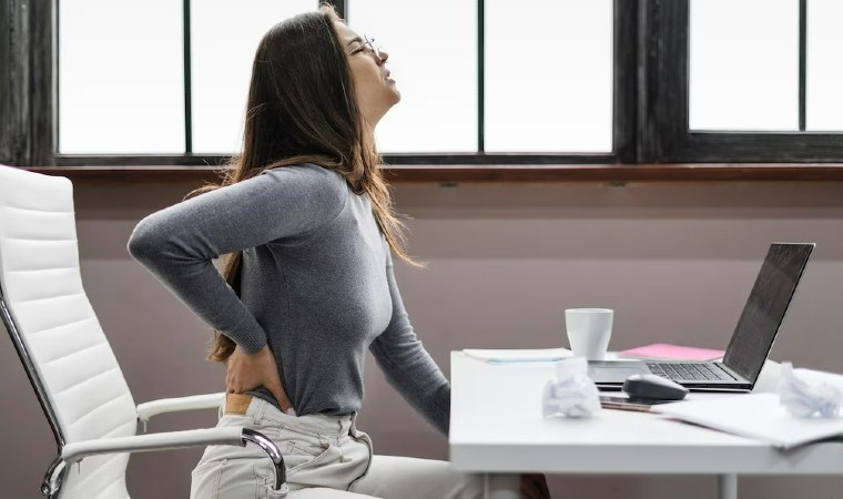Masa başı çalışanlar toplanın! İşte bel ve sırt ağrılarına iyi gelecek 8 öneri…