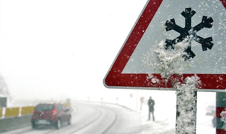 Çığın sürüklediği minibüs şarampole yuvarlandı