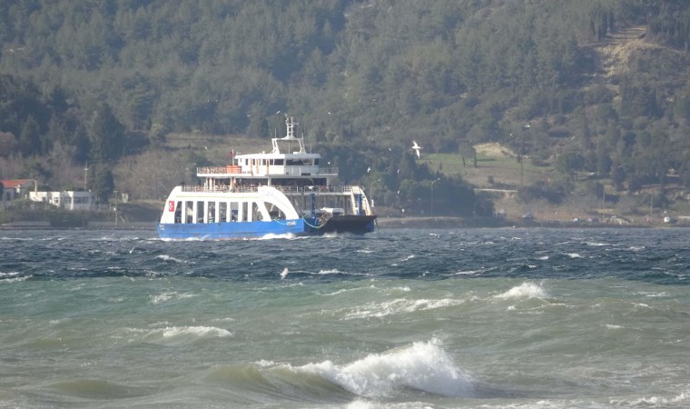 Gökçeada ve Bozcaada feribot seferlerine ‘fırtına’ engeli