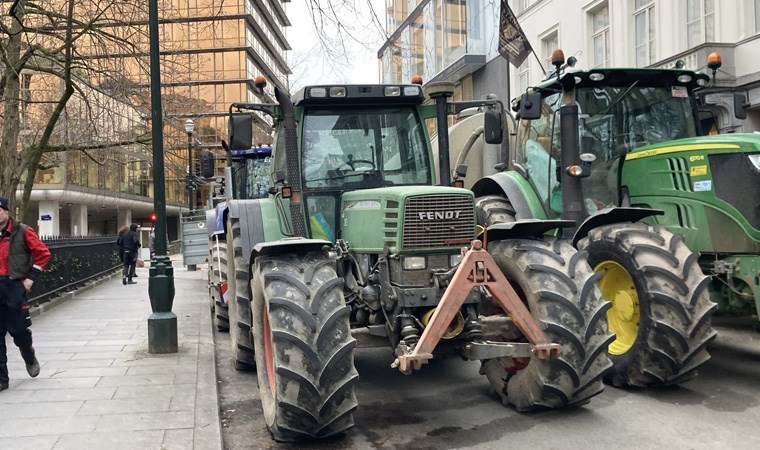 Belçika’da çiftçiler Başbakan De Croo’nun evinin yolunu kapattı