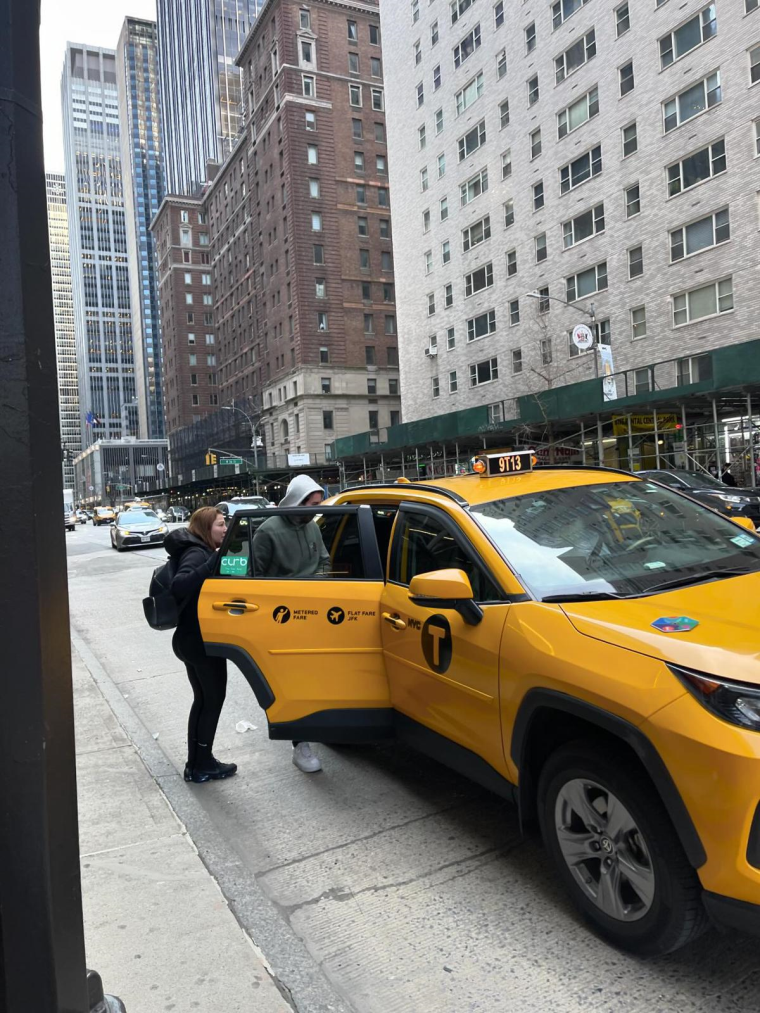 Kaza sonrası kaçmışlardı... Eylem Tok ve oğlu New York'ta görüntülendi!