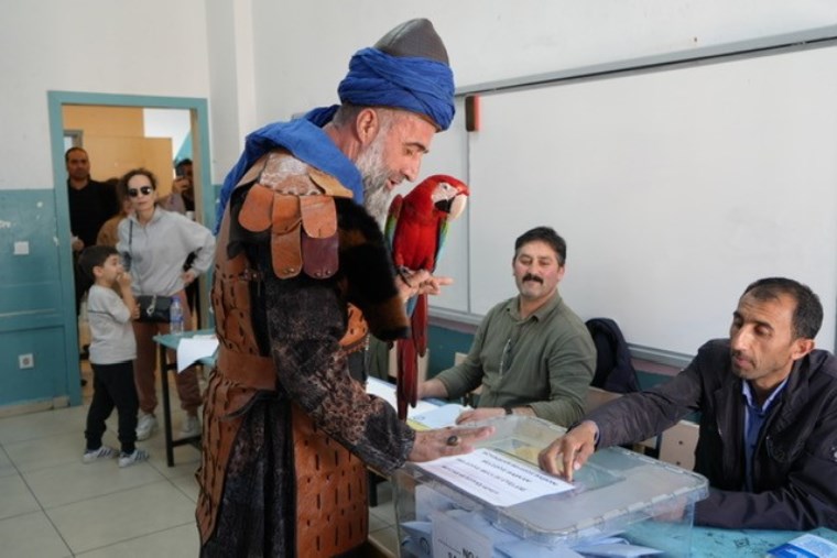 Papağanıyla oy kullanmaya gelen vatandaş ilgi odağı oldu - Son Dakika Yaşam Haberleri | Cumhuriyet