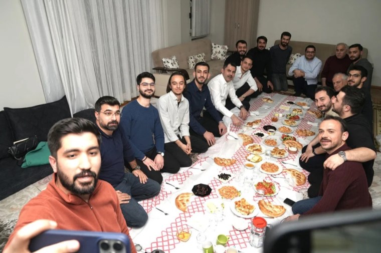 Murat Kurum 'yer sofrasında' sahur yaptı: Playstation ayrıntısı dikkat çekti...