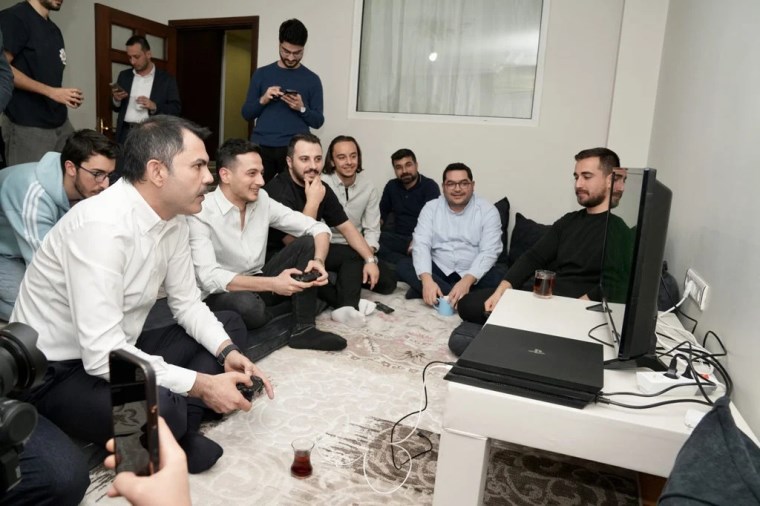 Murat Kurum 'yer sofrasında' sahur yaptı: Playstation ayrıntısı dikkat çekti...