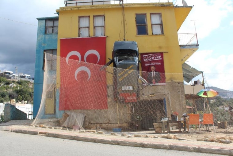 Aracını kaza yaptığı için cezalandırıp binaya astı: 'Beni yoldan çıkardı'