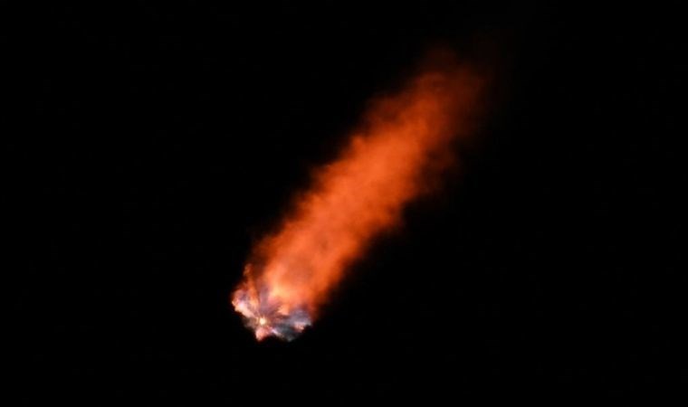 SpaceX, astronotlarını taşıyan Falcon 9 roketini başarıyla fırlattı