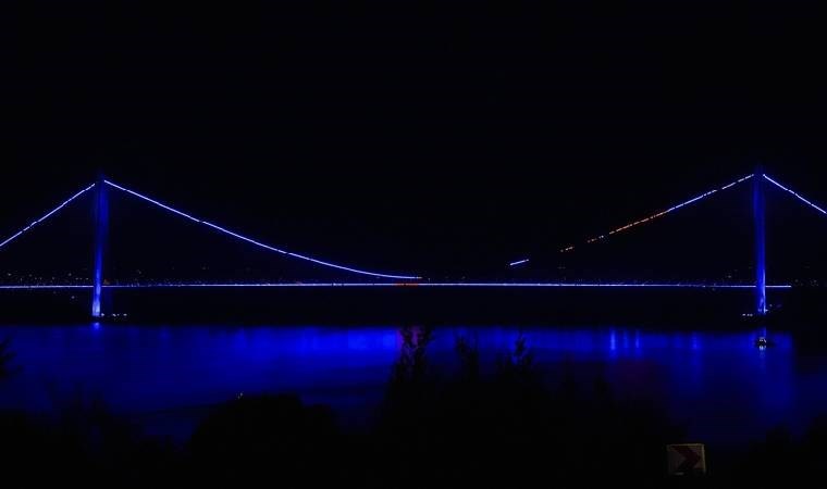 İstanbul’daki köprüler maviye büründü… Nedeni belli oldu!