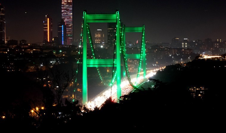 FSM Köprüsü ‘İrlanda Milli Günü’ için ışıklandırıldı