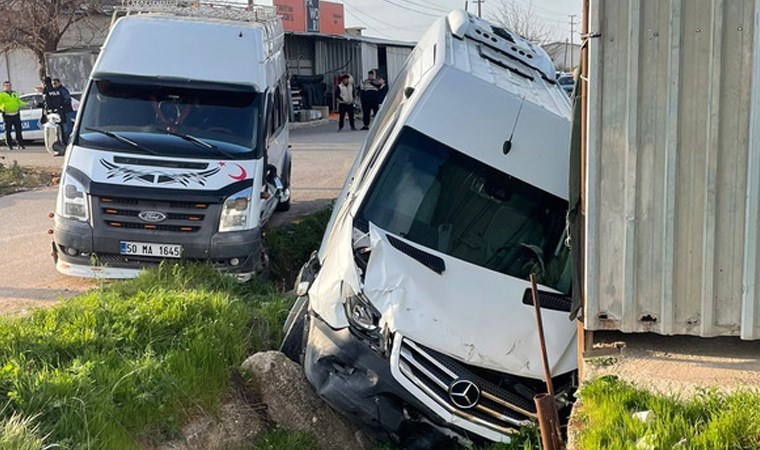 Antalya’da feci kaza… Öğrenci ve işçi servisleri çarpıştı: 9 yaralı