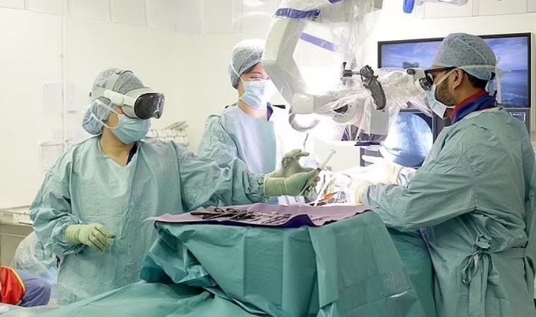 İngiltere’deki cerrahlar Apple Vision Pro’yu ameliyatta kullandı