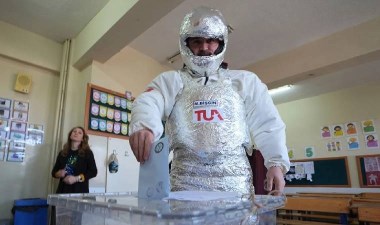 Milli sporcu, astronot kostümüyle oy kullandı! – Son Dakika Türkiye Haberleri | Cumhuriyet