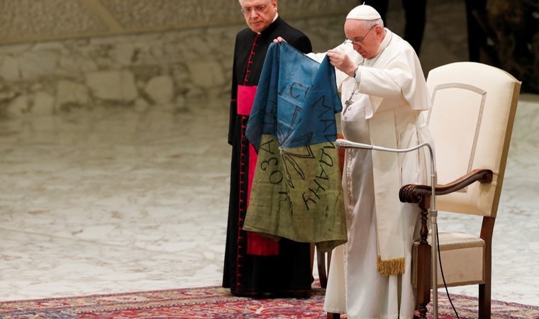 ‘Beyaz bayrak’ krizi Avrupa’yı sarstı: Vatikan geri adım attı!