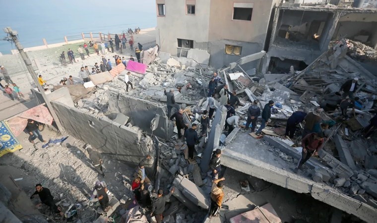 İsrail, Gazze’de evi vurdu: 12 ölü