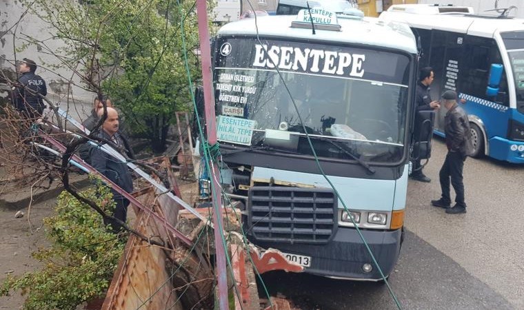 Yolcu dolu minibüs bahçe duvarına çarptı: 5 yaralı