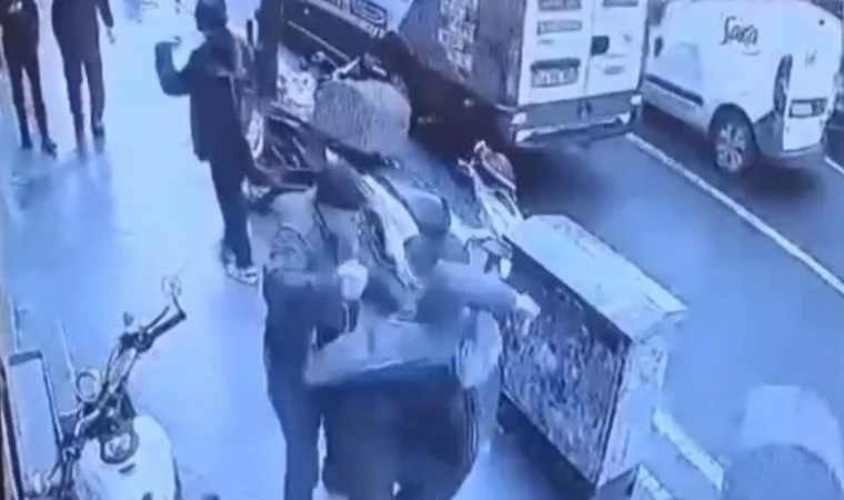 Husumetlisinin kafasına taşla vurdu