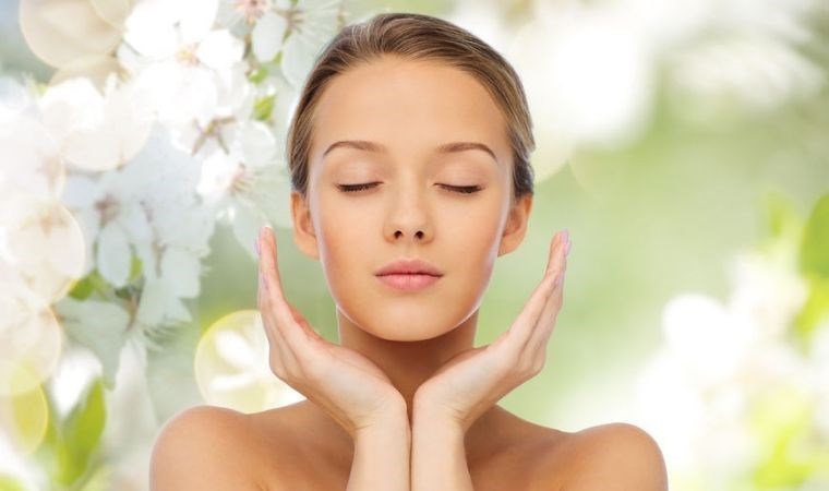 Cildinizde çiçekler açsın: İşte bahar aylarında ışıltılı ve sağlıklı bir cilt için 4 muhteşem tavsiye…