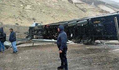 TIR'dan düşen yük otomobil sürücüsünün ölümüne neden oldu – Son Dakika Türkiye Haberleri | Cumhuriyet