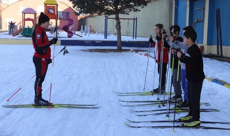 Milli kayakçı Zozan Malkoç, kız çocuklarına umut oluyor: ‘Geleceğin milli sporcularını hazırlıyorum’