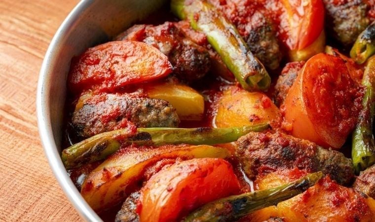 Yöresel lezzetin pratik hâli: Ev yapımı İzmir köfte