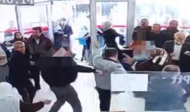 PTT hizmet binasında dehşet anları… Güvenlik görevlisine bıçaklı saldırı!