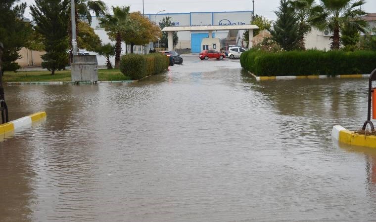 Mardin’de sağanak yağış… Yollar göle döndü, ev ve iş yerlerini su bastı!