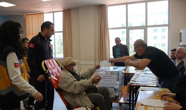 Hasta, yaşlı ve engelliler ambulanslarla sandığa gidiyor – Son Dakika Siyaset Haberleri | Cumhuriyet