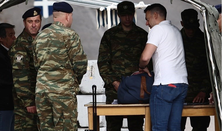 Türkiye sınırında görev yapmak istemişti: Eşcinsel muhalif lider askere gitti!