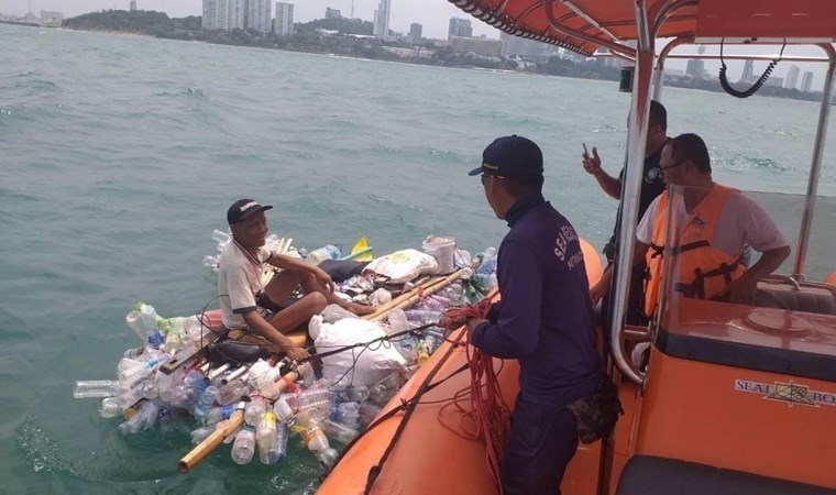 Pet şişelerden bot yaptı: Denizde mahsur kaldı