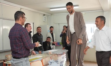 'Dünyanın en uzun adamı' oyunu kullandı – Son Dakika Yaşam Haberleri | Cumhuriyet