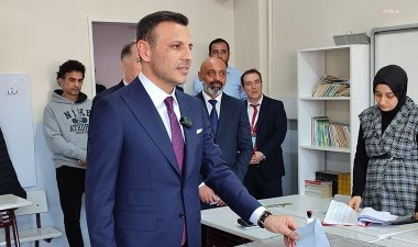 CHP İstanbul İl Başkanı Özgür Çelik oyunu kullandı: 'Bazı okullarda eksik pusula verildiğine yönelik bilgi geldi' – Son Dakika Siyaset Haberleri | Cumhuriyet