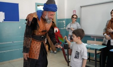 Papağanıyla oy kullanmaya gelen vatandaş ilgi odağı oldu – Son Dakika Yaşam Haberleri | Cumhuriyet