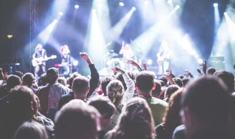 Diyanet’ten ‘kızlı erkekli ortam’ cevabı: ‘İlahi bile okusanız…’