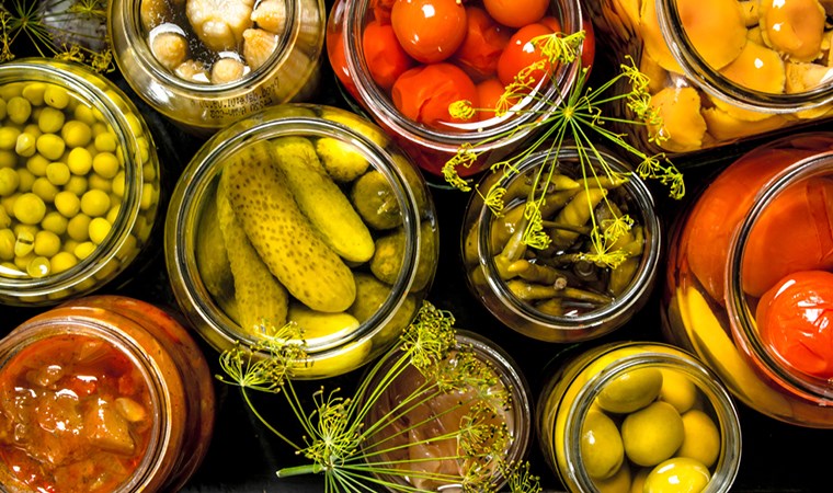 Turşu sirkeyle mi limonla mı yapılır? Son noktayı 57 yıllık turşucu koydu